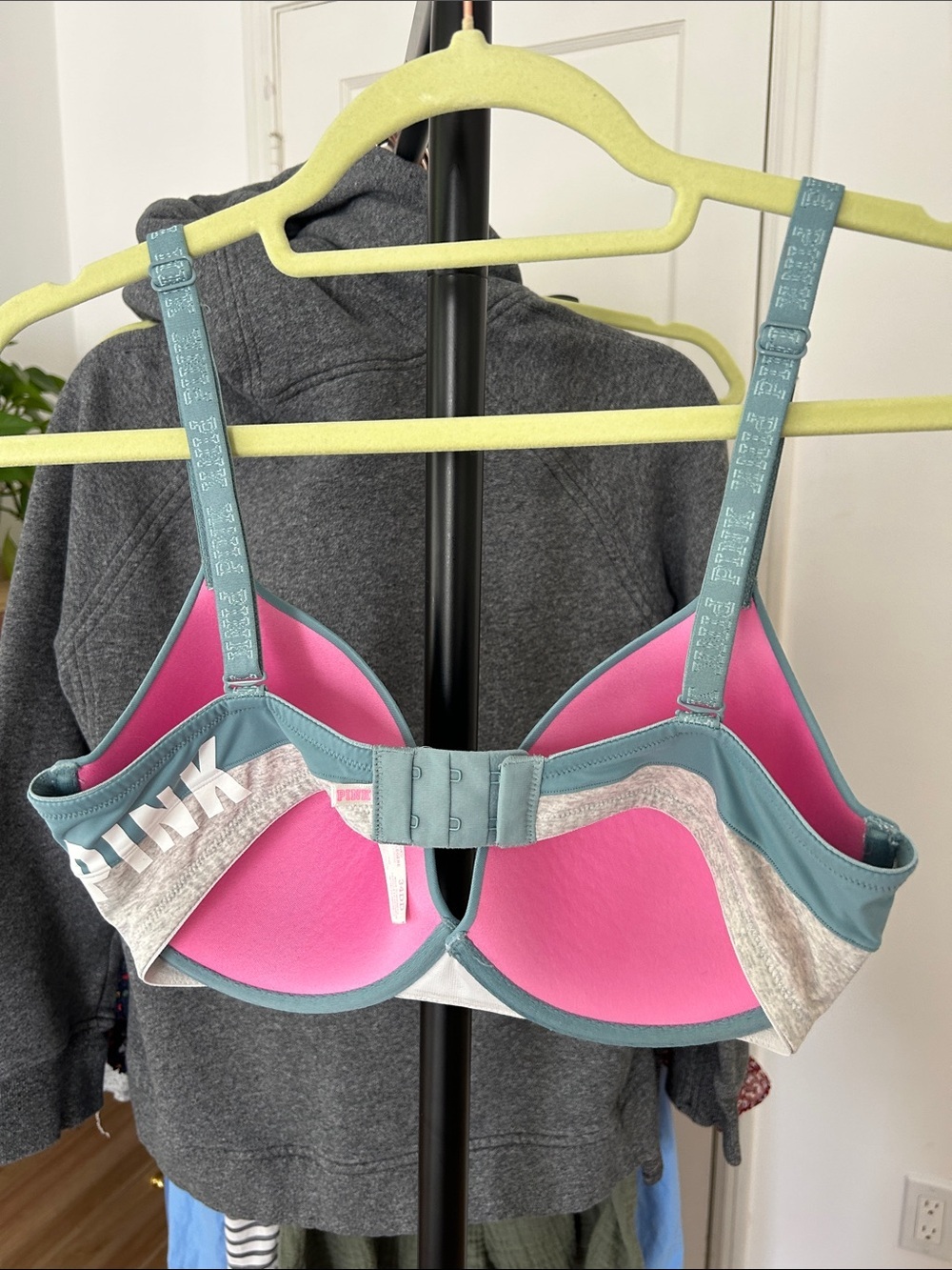 Victorias Secret PINK T-Shirt Bra. Size 34DD. Underwire/padded. - Picture 2 of 5